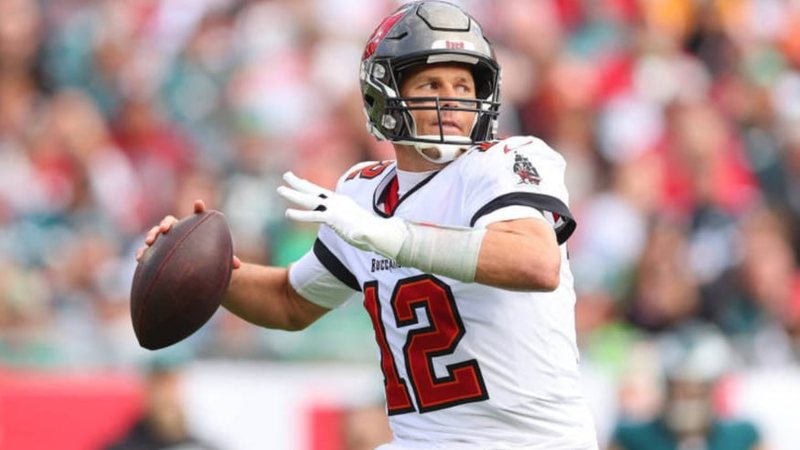 Tom Brady desiste de aposentadoria e seguirá jogando na NFL