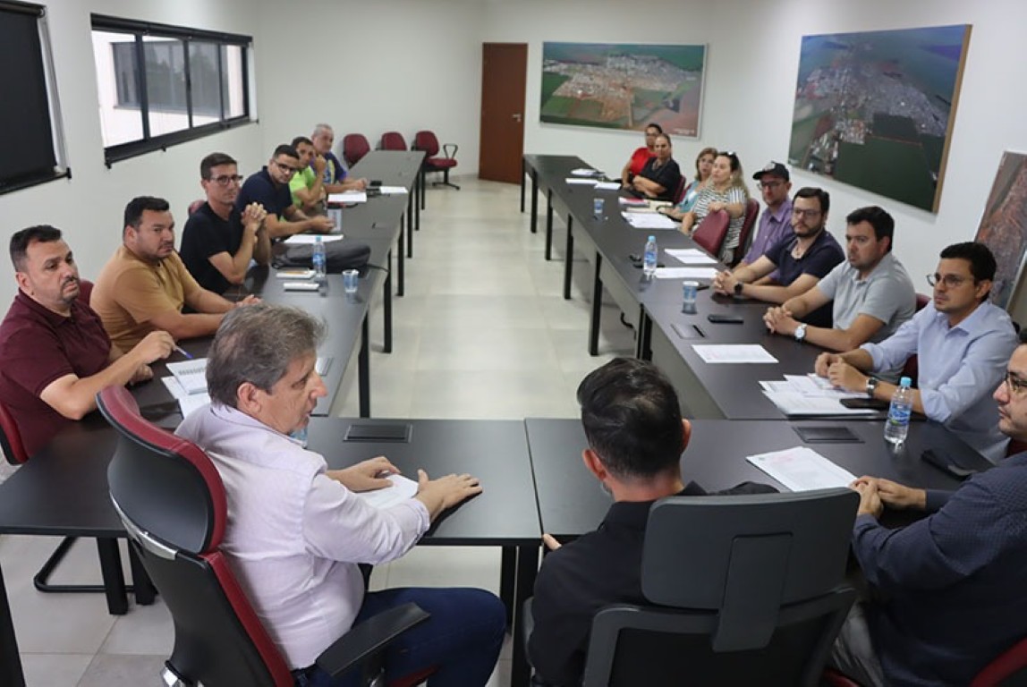 Prefeito inicia governo com reunião para definir metas e estratégias
