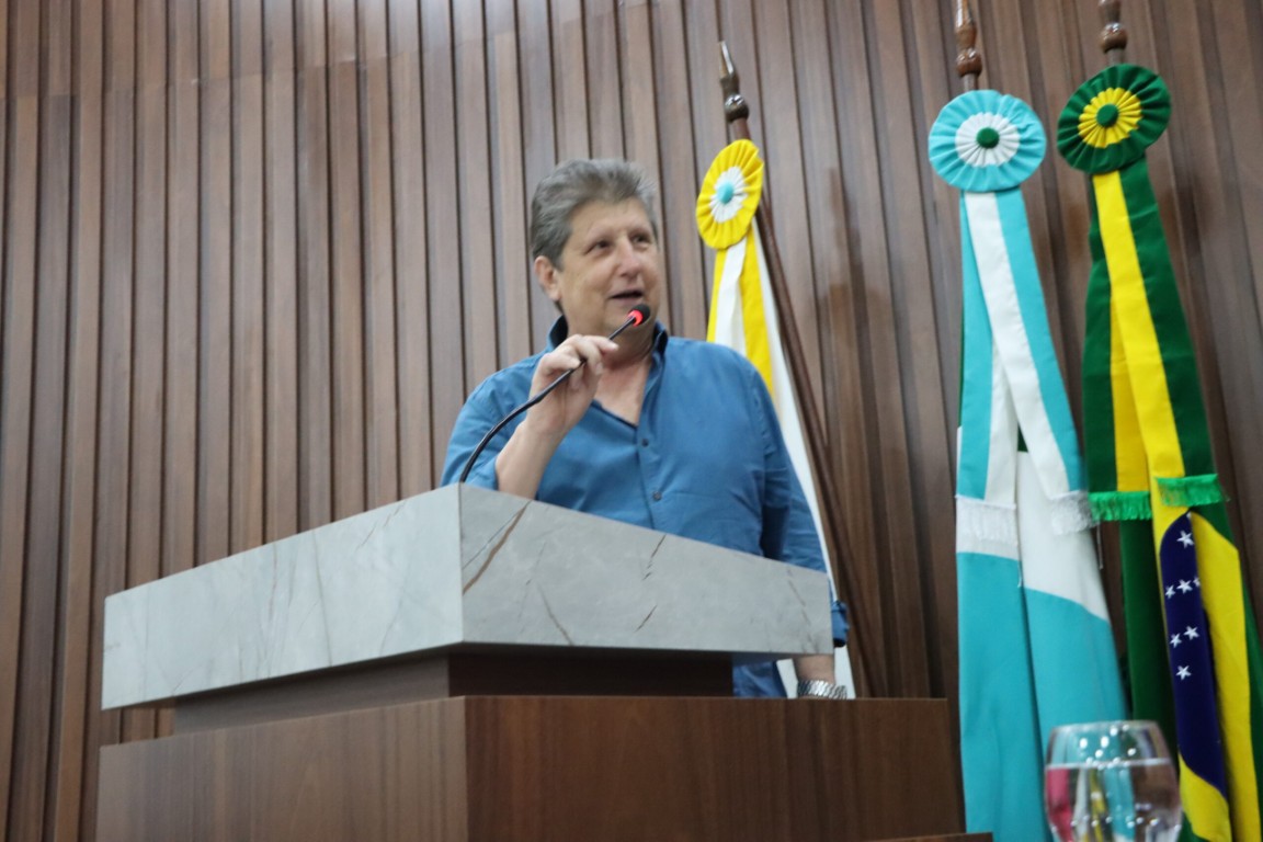 Prefeito de Chapadão do Sul prestigia posse de nova vereadora na Câmara