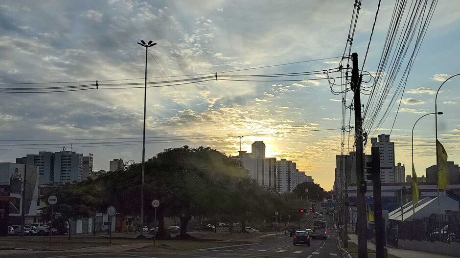 Com alerta laranja, previsão aponta para calor e tempestades em MS