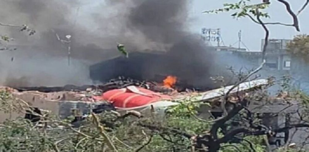 Avião com 242 pessoas a bordo cai no aeroporto de Ahmedabad, na Índia