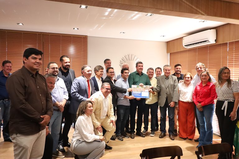 Ribas do Rio Pardo ganha pavimentação de bairros e ordem de serviço para obra de acesso ao Polo Industrial