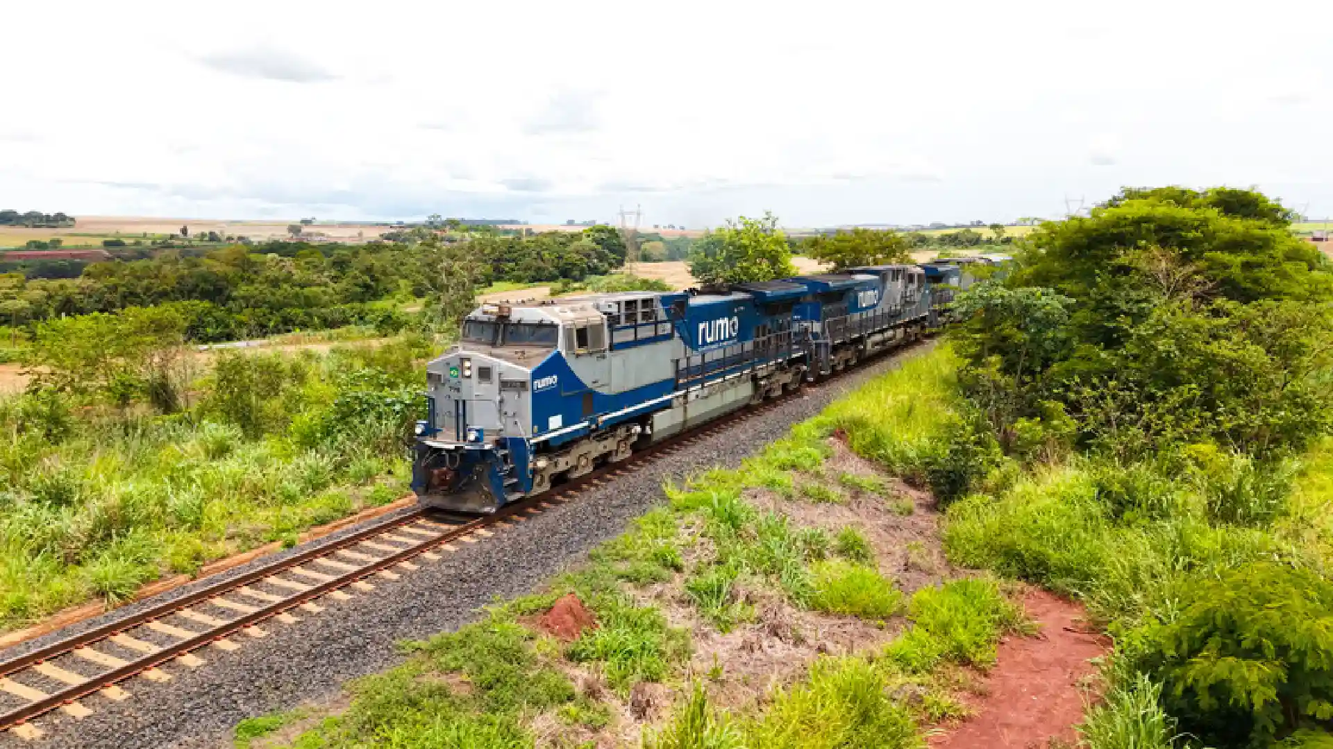 Trem com 135 vagões começa a passar por MS para escoamento de grãos até o litoral paulista