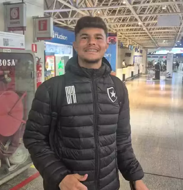 Bruninho Samudio viaja à Europa pela primeira vez para torneio com o Botafogo