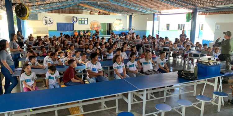 Educação ambiental ganha força com palestra e teatro de fantoches na Escola Alcino Carneiro