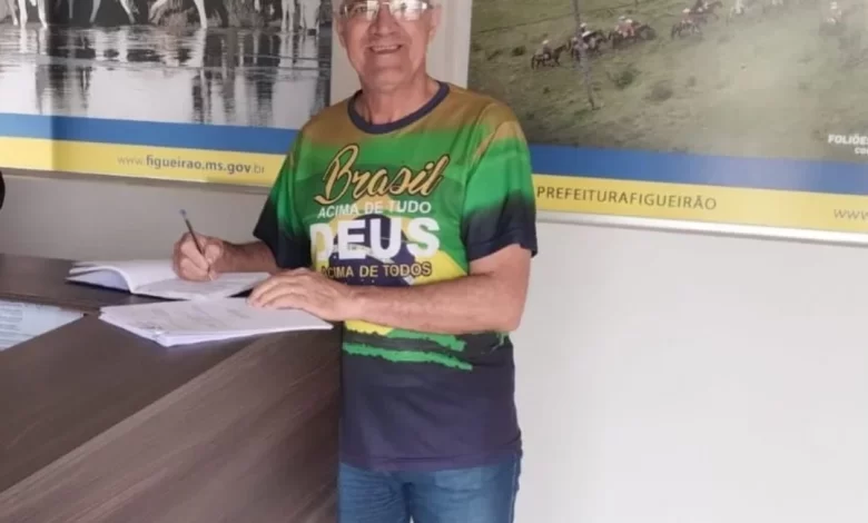 Prefeitura de Figueirão homenageia contador José Vicente de Freitas por aposentadoria