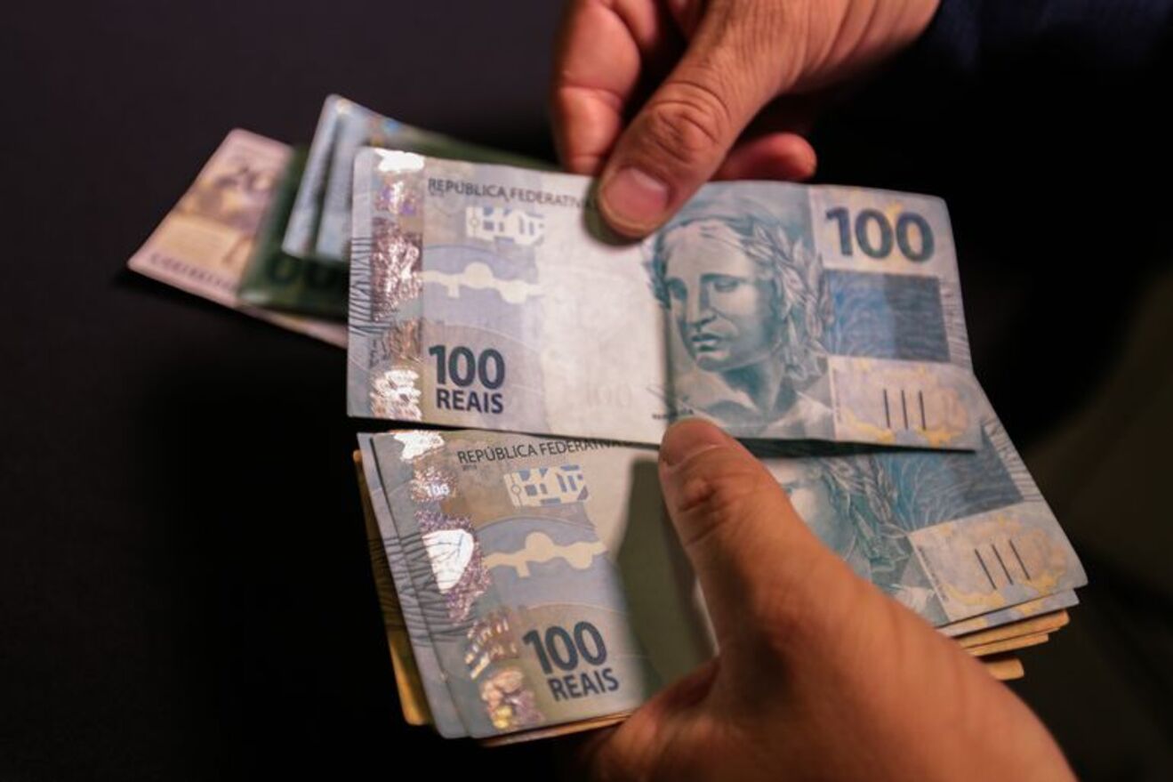 Primeira parcela do 13º salário deve ser paga até esta sexta-feira; confira regras e aprenda a calcular