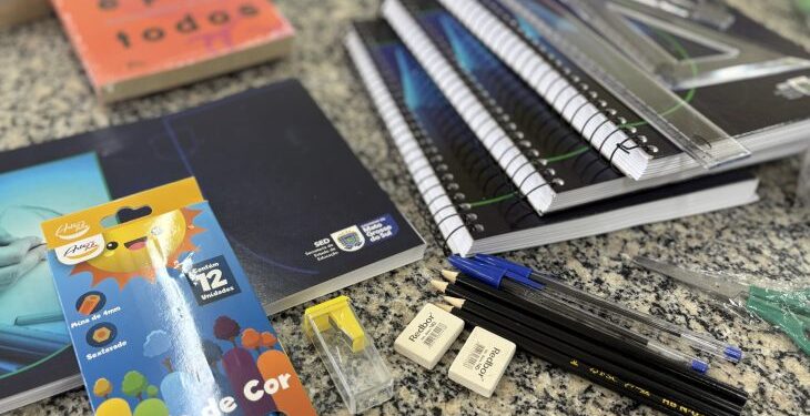Entrega dos kits escolares e uniformes para 2026 já começou em todo o Estado