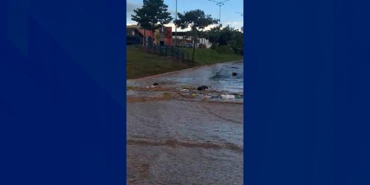 Com alerta amarelo do Inmet para MS, chuva deixa centro de Água Clara alagado