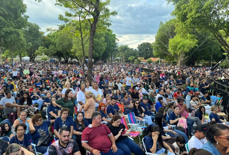 Fiéis passam madrugada em fila e multidão acompanha show de Frei Gilson neste domingo em Dourados