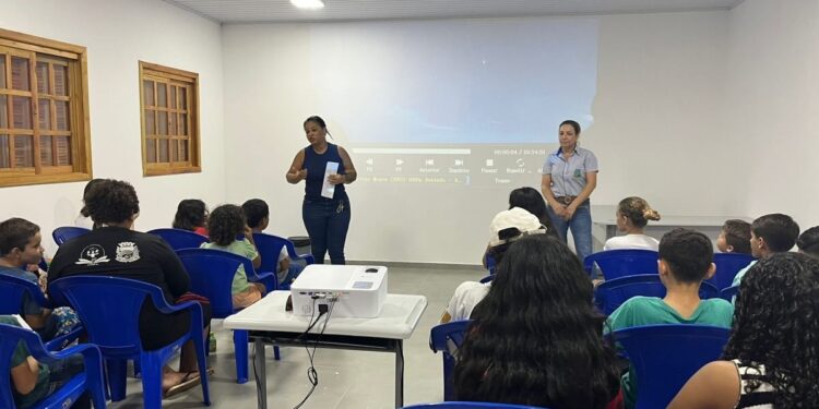 Cinema, pipoca e emoção: Figueirão reúne crianças para debater saúde mental com o filme “Divertidamente”