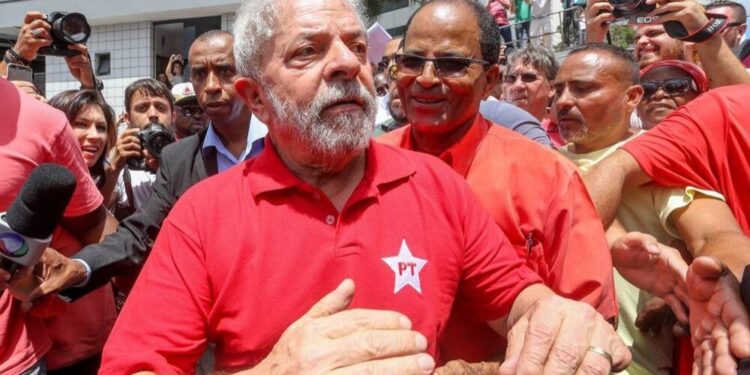 Levantamento aponta que desaprovação pessoal do presidente Lula atinge 57% e supera rejeição à gestão federal