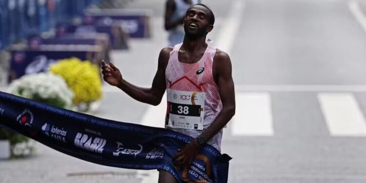 Etíope Muse Gizachewé é campeão da prova masculina da São Silvestre