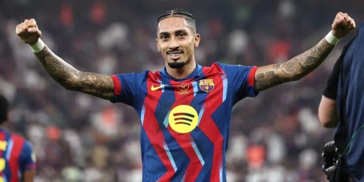 El Clásico é do Barça: Raphinha faz dois, ofusca golaço de Vini Jr. e garante título da Supercopa