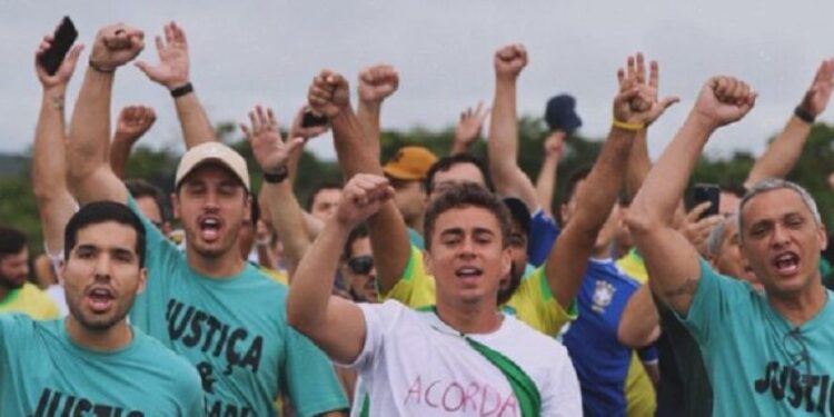 Nikolas Ferreira encerra caminhada de 240 km em Brasília sob chuva e forte esquema de segurança