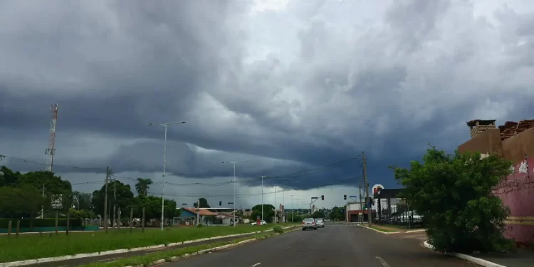 Primeiro “sextou” de 2026 exige atenção: Paranaíba e região têm alerta para chuvas intensas e calor de 33ºC
