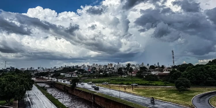 Guarda-chuva a postos: Quarta-feira (7) será de calor em MS, mas alerta de tempestade segue ativo até o meio-dia