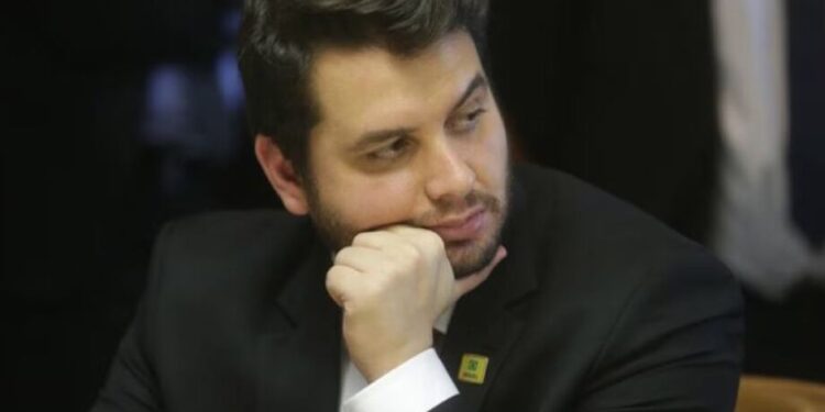 PF prende ex-assessor de Bolsonaro, Filipe Martins, por descumprimento de medidas cautelares