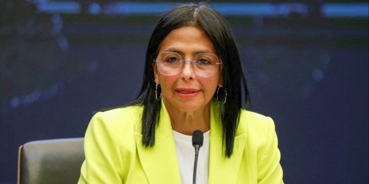 “Vim com dor”: Delcy Rodríguez assume presidência interina da Venezuela e classifica captura de Maduro como “sequestro”
