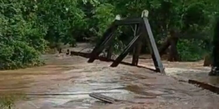 Chuvas na região Central: Ponte na MS-352 é destruída em Corguinho e Rio Negro tem 700 isolados