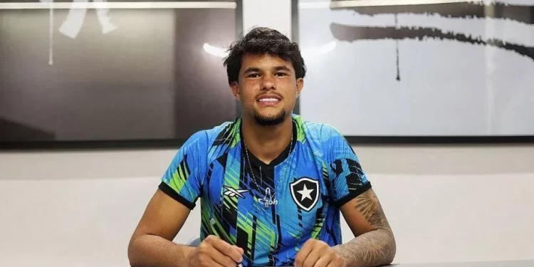 Bruno Samudio assina primeiro contrato profissional com o Botafogo