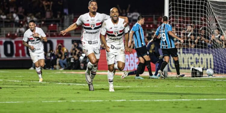 São Paulo vence o Grêmio e assume a liderança do Brasileirão