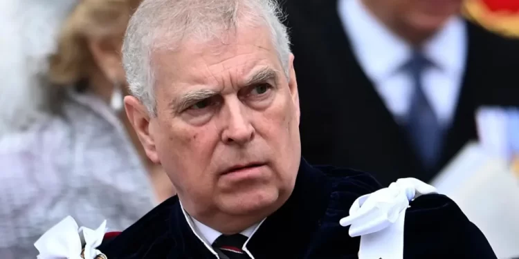 Ex-príncipe Andrew é preso na Inglaterra por suspeita de crime contra o Estado