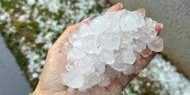 Granizo e vendaval causam susto e estragos na cidade
