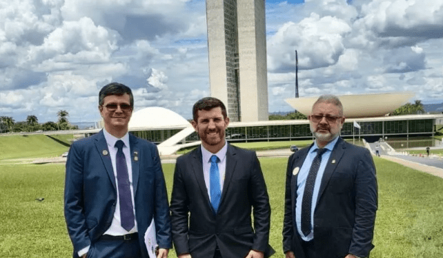 Comitiva de Paraíso das Águas vai a Brasília buscar R$ 400 mil para iluminar o único campo da cidade