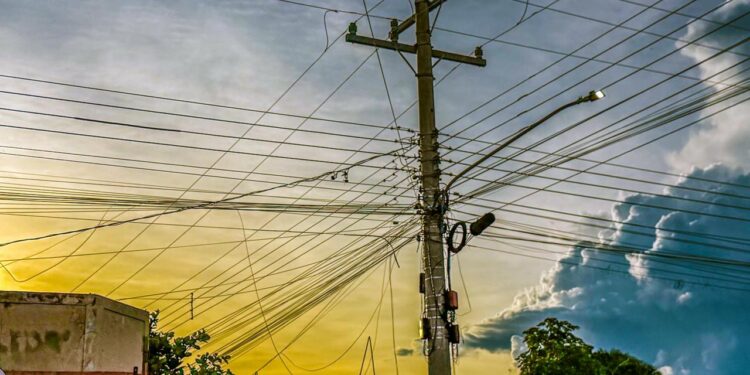 Alcinópolis sanciona lei que obriga retirada de fios inúteis em postes