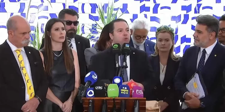 Rodolfo Nogueira e oposição pedem impeachment de 16 ministros de Lula