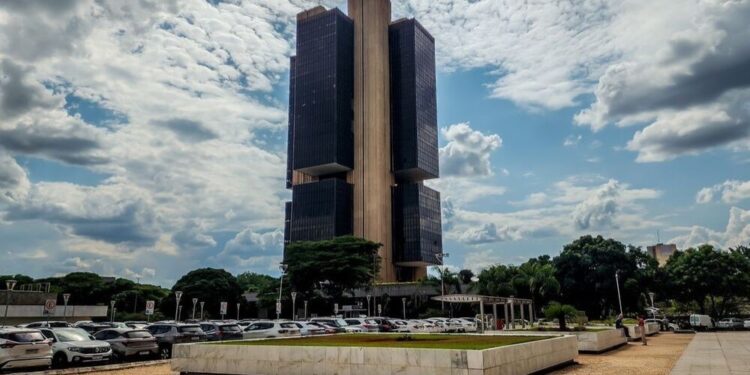 Juros ao consumidor sobem e cartão de crédito segue como o grande “vilão”