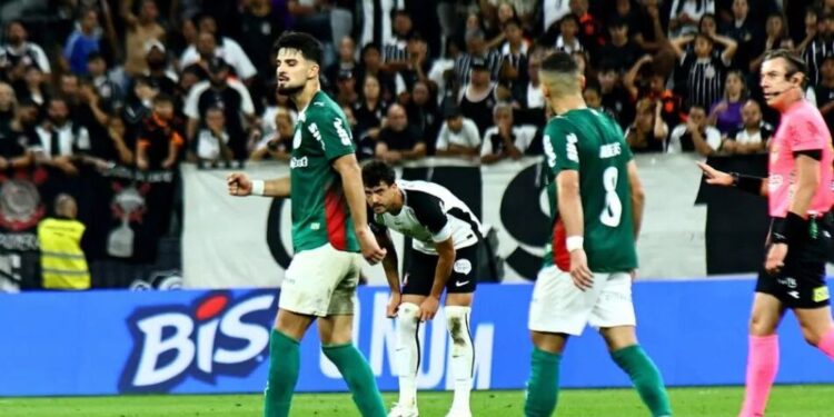 Palmeiras vence Corinthians na Arena; Memphis Depay escorrega em pênalti e Flaco López não perdoa