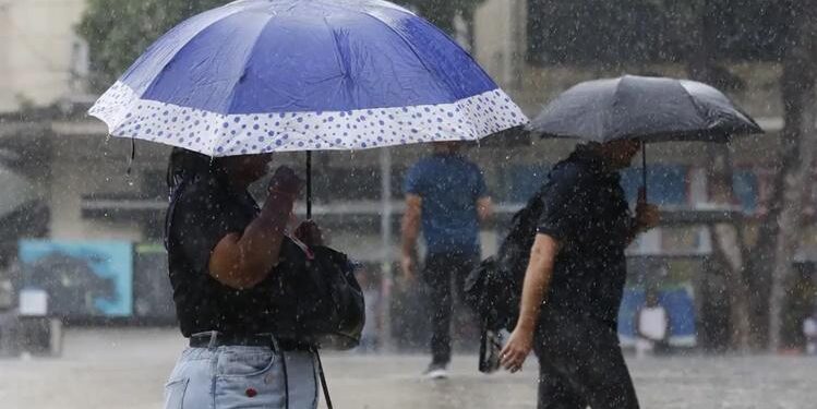 Inmet emite alerta laranja para chuvas intensas em 17 estados no início desta semana
