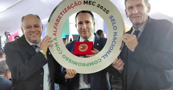 Paraíso das Águas recebe Selo Ouro do MEC em Brasília por excelência na Alfabetização
