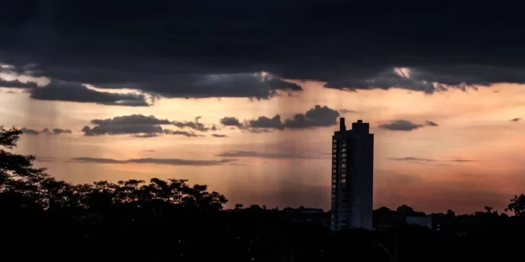 Sol com pancadas isoladas: MS registra tempo instável e alerta para chuvas fortes nesta terça