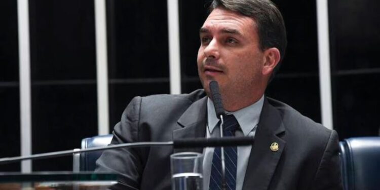 Eleições 2026: Flávio Bolsonaro e Lula aparecem em empate técnico no 2º turno