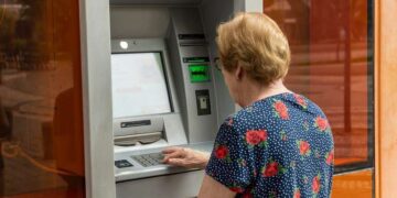Aposentados e pensionistas do INSS começam a receber primeira parcela do 13º salário