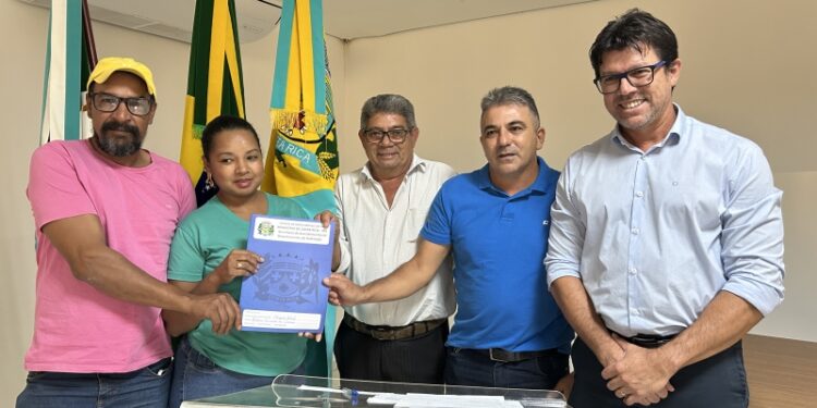 Fim da incerteza: Famílias do Flor do Cerrado recebem títulos de propriedade definitiva