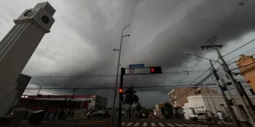 Frente fria avança com tempestades e previsão de queda brusca na temperatura
