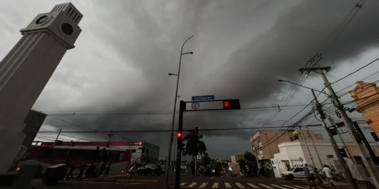 Frente fria avança com tempestades e previsão de queda brusca na temperatura