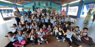 Igualdade e Planejamento: Prefeitura entrega uniformes a 1.300 alunos e anuncia kit completo com tênis para 2027