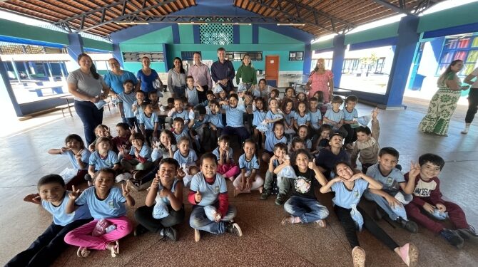 Igualdade e Planejamento: Prefeitura entrega uniformes a 1.300 alunos e anuncia kit completo com tênis para 2027