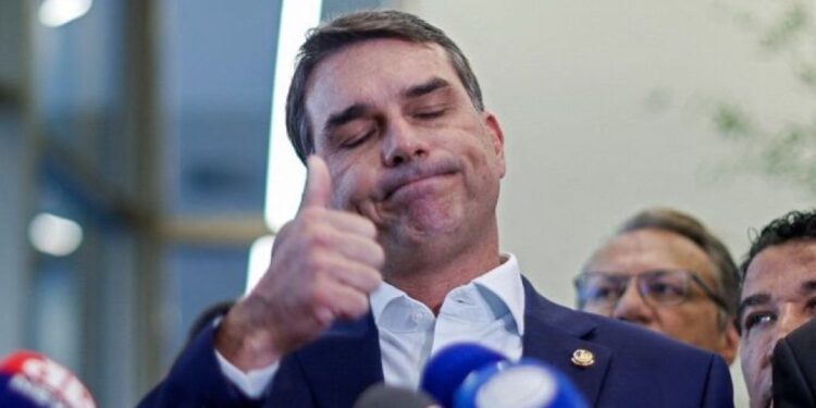 Temendo esquerda que mata, Flávio Bolsonaro diz usar colete à prova de balas