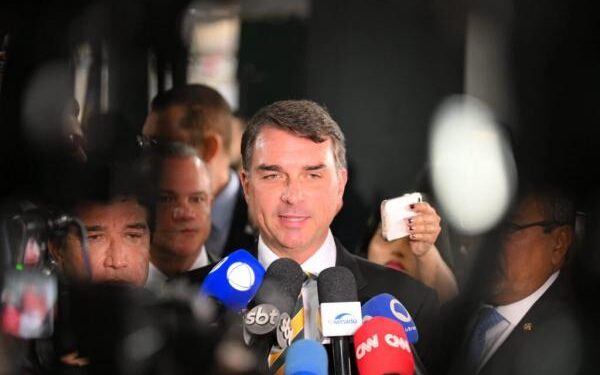 Polarização e Equilíbrio: Nova pesquisa Futura/Apex mostra Flávio Bolsonaro à frente de Lula em cenário de 2º turno