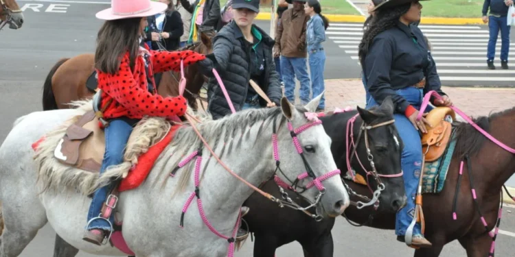 Tradição nas Ruas: Cavalgada de Costa Rica reúne comitivas e celebra raízes sertanejas