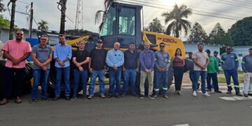 Investimento com Recursos Próprios: Prefeito Juvenal entrega nova pá carregadeira de R$ 640 mil