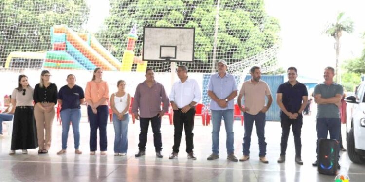 Vereadores prestigiam entrega de playground, academia e veículo provenientes de emendas parlamentares