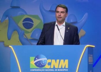 Estratégia Eleitoral: Na Marcha dos Prefeitos, Flávio Bolsonaro defende Nordeste como “solução” e foca na Segurança Pública