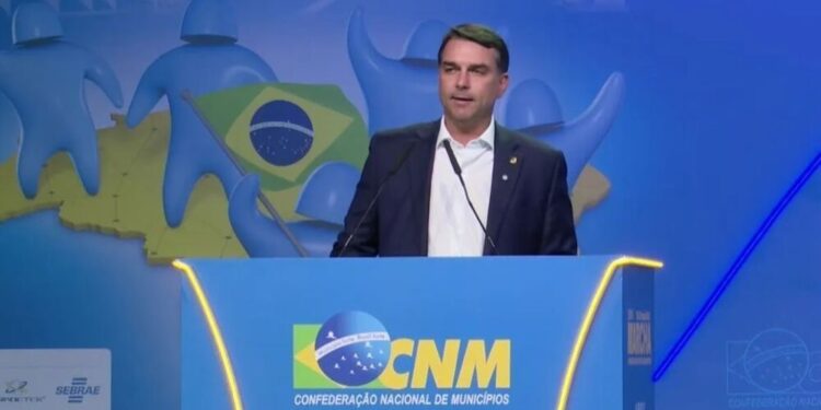 Estratégia Eleitoral: Na Marcha dos Prefeitos, Flávio Bolsonaro defende Nordeste como “solução” e foca na Segurança Pública